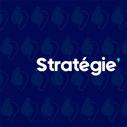 Mot "Stratégie" écrit en blanc avec une virgule verte, sur un fond bleu foncé orné d'un motif discret.