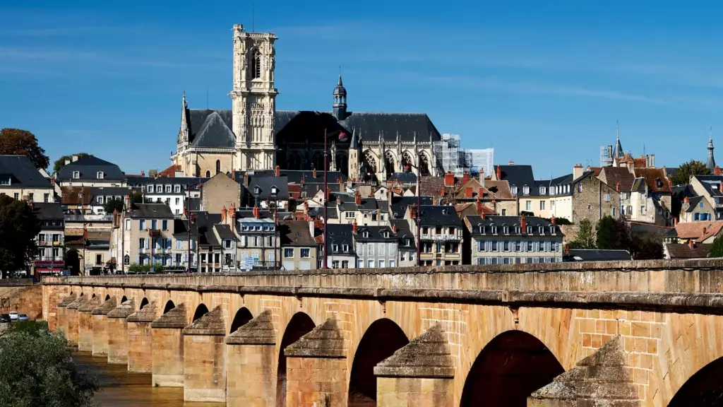 Vue sur la cathédrale Saint-Cyr-et-Sainte-Julitte et le pont de Nevers