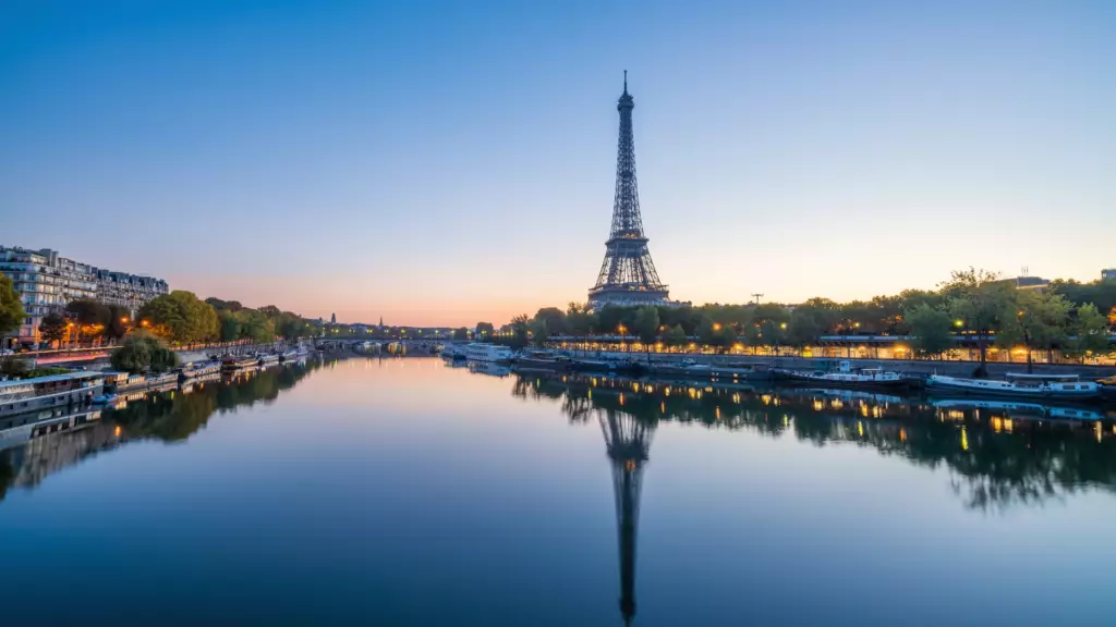 La Tour Eiffel au coucher du soleil avec reflet sur la Seine
