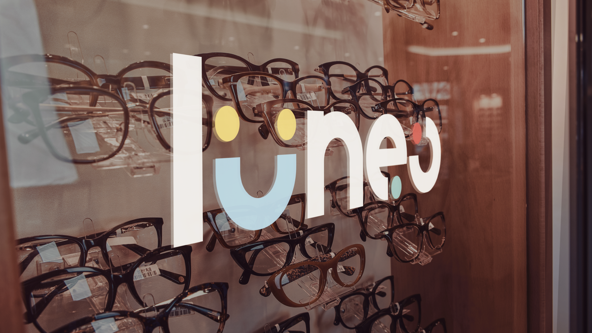 Logo Lunéo Opticiens apposé sur la vitrine du magasin à Varennes-Vauzelles.